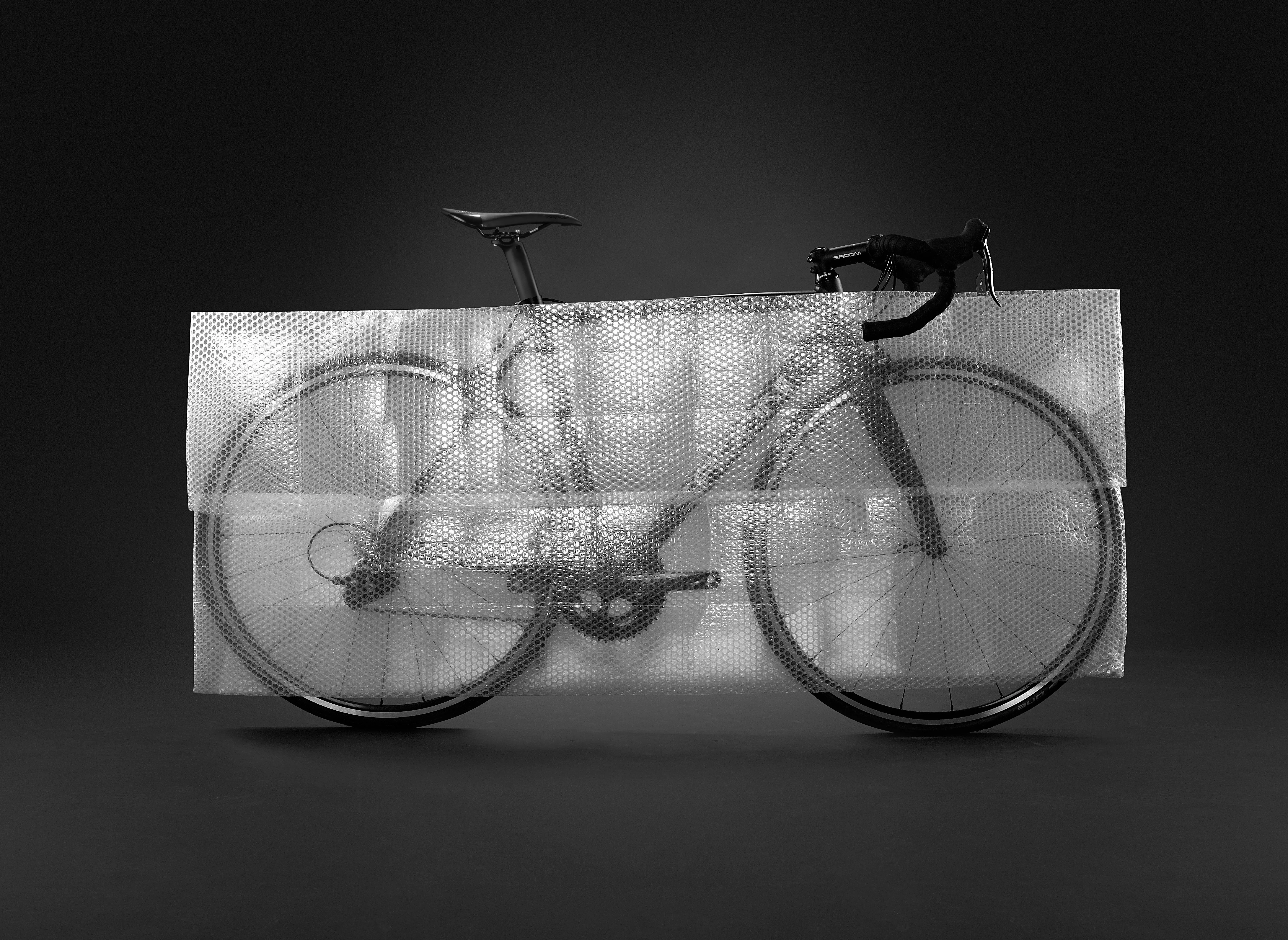 Verpacken mit Luftpolsterfolie: Fahrrad