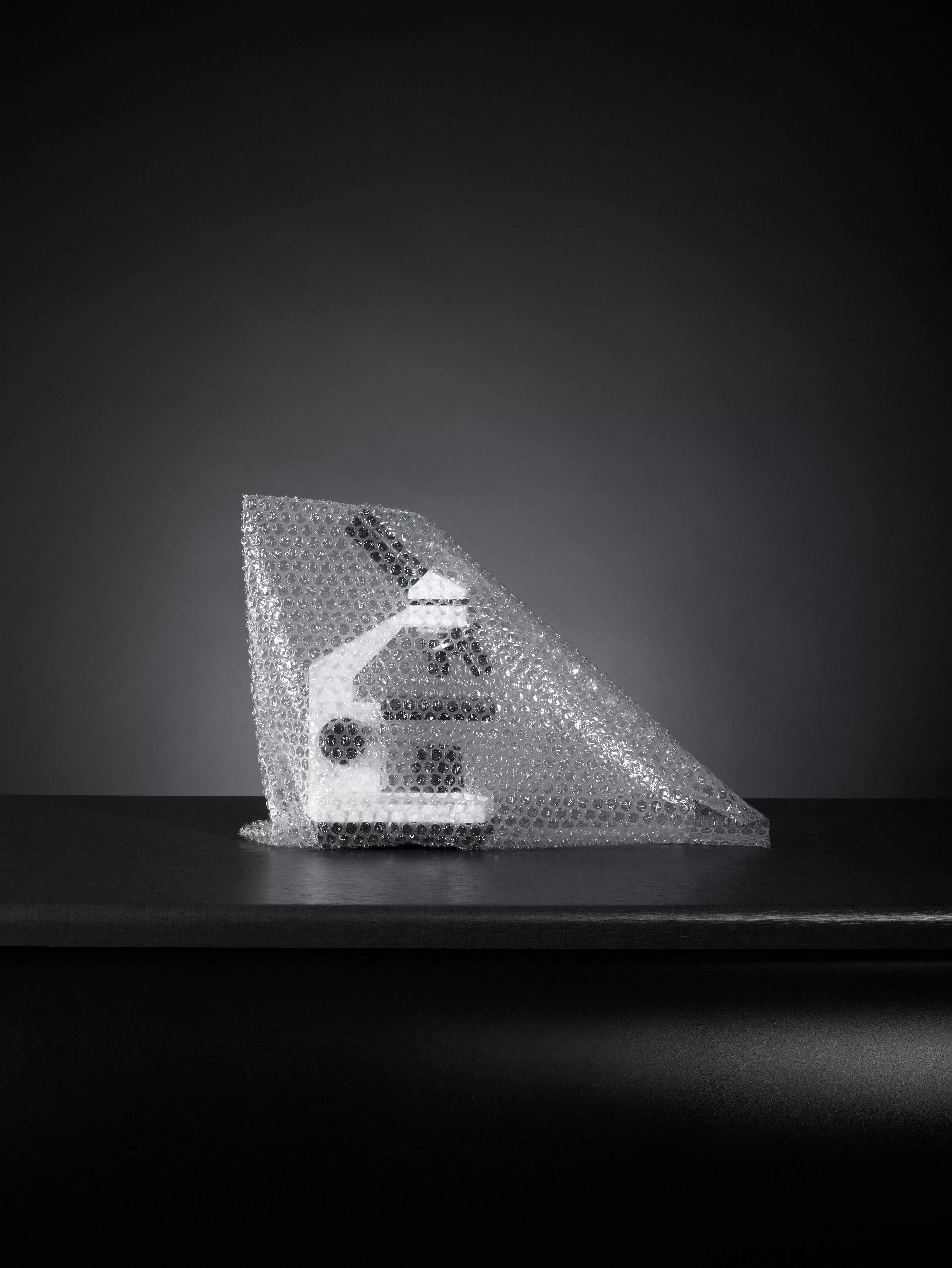 Verpacken mit Luftpolsterfolie: Mikroskop